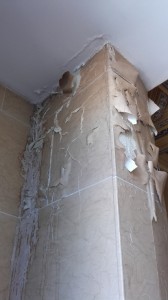 Papier peint en faux marbre endommagé par un dégât des eaux                             