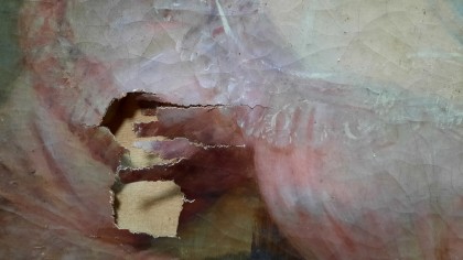 tableau "portrait de femme" détail de la déchirure                        