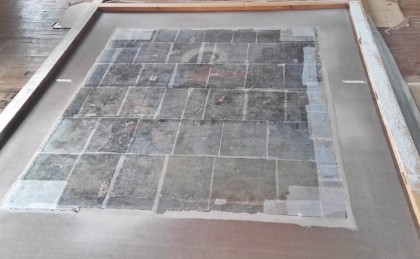 le tableau sur châssis pendant la phase de rentoilage       