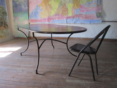 table de jardin arrondie, en fer, piètement en tube. Démontable, dimensions: 200 x 100 cm  