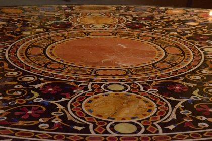 Plateau de table ronde en marqueterie de pierres dures, détail de la marqueterie         