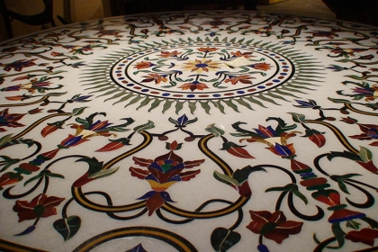 Plateau de table ronde en marqueterie de pierres dures         