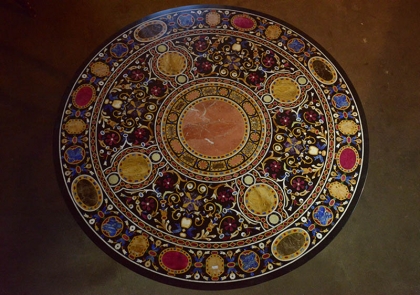 Table ronde. Plateau en marqueterie de pierres dures          