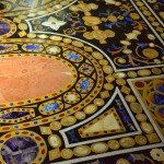 table "ecrin" en marqueterie de pierres dures. Décors inspiré d'un ouvrage réalisé au XVI ème siècle à Rome. Le piètement en fer forgé est oné de motifs peints qui reprennent ceux du plateau