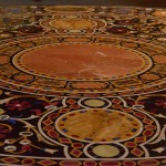 table ronde en marqueterie de pierres dures à décors géométrique