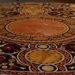 table ronde en marqueterie de pierres dures à décors géométrique