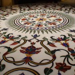 détail de la table Moghol avec son décor inspiré d'un ancien motif Moghol