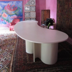 Bureau de style contemporain en bois laqué blanc. Une création Samarkande.