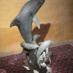 fontaine aux 4 dauphins, vue de coté. Sculpture en laiton patiné, par E. Cheret