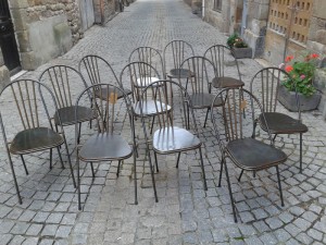 ensemble de 12chaises en fer forgé. Tube fin. Réédition d'un modèle des années '40.