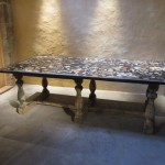 table avec plateau en pierres dures et piètement en bois, moluré de style Renaissance. un bois clair avec une patine ancienne aux tons changeants.