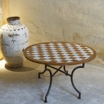 Table basse ovale de petit format, bicolore, décor géométrique d'inspiration islamique