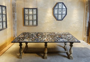 Magnifique table en marqueterie de pierre dures de grande dimension sur piétement de bois