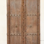 Portes de maison forte provenant du Rajasthan. XVII ème siècle. En bois lourd, d'une très belle patine.