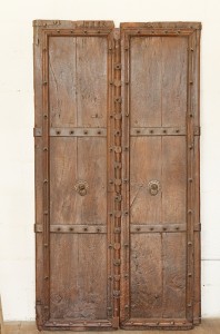 Portes de maison forte provenant du Rajasthan. XVII ème siècle. En bois lourd, d'une très belle patine.