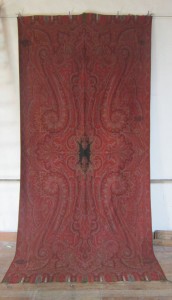 Grand châle lyonnais du XIXe siècle, dit "cachemire" . Souvent offert à l'occasion des mariages.