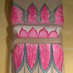 Demie colonnes en grés sculpté. Le modèle provient d'un Palais Indiens du Rajasthan détail du décors peint