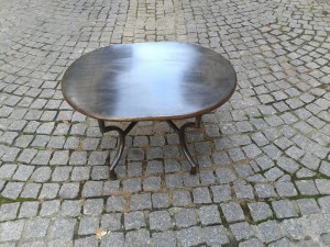 Pour l’extérieur comme pour l'intérieur. Petite table basse ovale en fer, démontable.