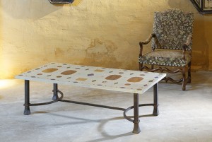 Table basse "bijoux". Un fond clair sur lequel les pierres semi-précieuses se détachent, comme un bijou ancien.