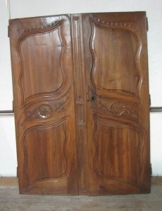 portes d'armoire populaire provenant de la Haute Loire XVIIIe en noyer