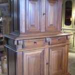 cabinet renaissance de la fin du XVIe, complètement intacte; e n 2 corps, ce rare petit meuble en noyer est dans son état d'origine