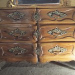 Commode arbalète en noyer, trois tiroirs, Auvergne pays d'Ambert, XVIIIe,