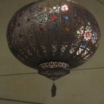 Plafonnier "boule de couleurs" en fer blanc oxydé et petits verres de couleurs