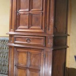 Homme debout d'époque Louis XIII en noyer. Meuble originaire du Dauphiné.