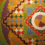 détail du guéridon Zellige avec les pièces de terre cuite émaillée très colorées