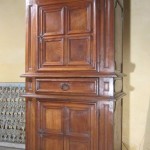 Homme debout d'époque Louis XIII en noyer. Meuble originaire du Dauphiné.