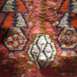 Détail de ce tapis de petites dimension aux couleurs vives et raffinées