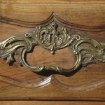 Commode arbalète, détail de la poignée en bronze d'origine