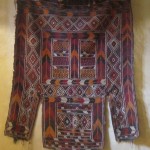 Ancien tapis de selle, en laine aux tons chauds. Provenant du Moyen Orient.