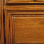 Rare buffet d'enfilade en noyer et orme à deux portes et deux tiroirs