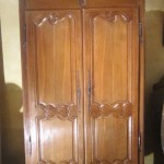 Petite armoire Louis XVI Voilà un meuble de rangement qui occupe peu de place...