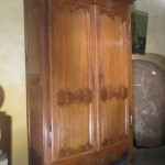 Petite armoire Louis XV en chêne. Bourgogne. De petites dimensions, facile de lui trouver une place!