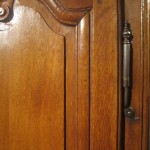 Petite armoire Louis XV en chêne. Bourgogne. Aux jolies férroneries.