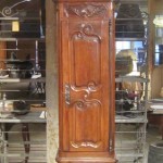Horloge droite régence. Détail des moulures et des ferronneries. Mécanisme à cuvette en bon état de marche.