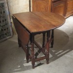 Table anglaise gateleg, pliante, en chêne. De petites dimensions, idéale pour meubler les petits espaces.