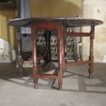 Table anglaise gateleg, pliante, en chêne. De petites dimensions, idéale pour meubler les petits espaces. Détail du piétement à 8 pieds, modulable.