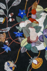 table basse carrée, adaptation d'un décor ancien style Renaissance florentine. Réalisée avec une grande profusion de pierres dures et semi-précieuses. Plateau en marbre noir, jaspe rouge, Quartz rose, gar, onyx vert et jaune, jade vert,lapis-lazuli.