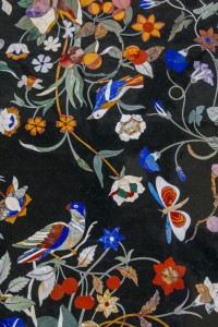 table basse carrée, adaptation d'un décor ancien style Renaissance florentine.Réalisée avec une grande profusion de pierres dures et semi-précieuses. Plateau en marbre noir, jaspe rouge, jade vert, lapis-lazuli.