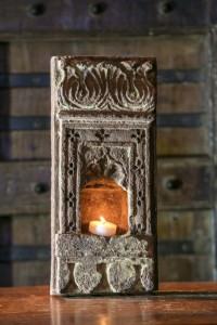 Petite niche sculptée provenant du Rajasthan. Pierre ornementée porte-lampe en grès rose.