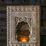 Petite niche sculptée provenant du Rajasthan. Pierre porte-lampe ornementée