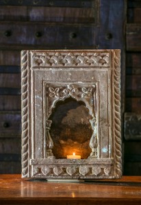 Petite niche sculptée provenant du Rajasthan. Pierre porte-lampe ornementée 