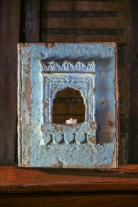 Petite niche sculptée provenant du Rajasthan. Pierre porte-lampe ornementée anciennement peinte, garde les restes d'un bleu ciel