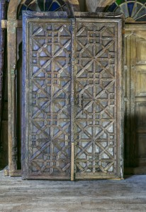 Portes d'entrée d'un Palais du Rajasthan, XVIIIe siècle. En bois lourd et épais. Richement ornementées. 