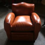 Fauteuil club, dossier à moustache en cuir teinte: miel.