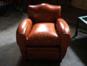 Fauteuil club, dossier à moustache en cuir teinte: miel.