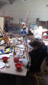 les participants pendant l'apprentissage de la technique de la détrempe à l’œuf